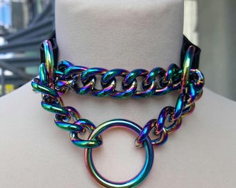 Obroża Martingale Choker Tęczowy, opalizujący, anodowany łańcuch O-ring z czarnej skóry wegańskiej z PVC