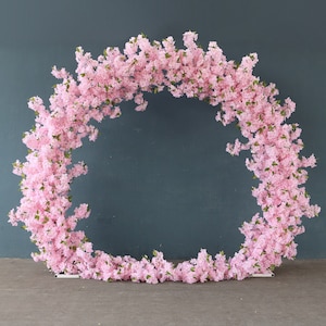 桜の丸いアーチ 結婚式の背景の装飾 ホームパーティーの装飾 ロマンチックなアレンジメント フラワーアレンジメント 造花