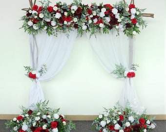 Fila de rosas burdeos: arreglo de arco para boda