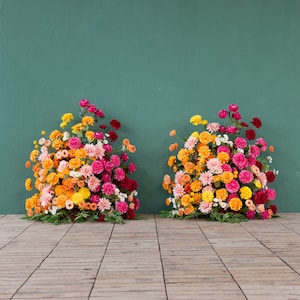 Composizione floreale personalizzata di rose, margherite, peonie, rosa acceso, arancio, per sfondo di eventi nuziali, decorazione floreale per il pavimento del palcoscenico