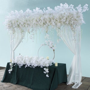 カスタマイズされた白いバラの桜の吊り藤のフラワーアレンジメント、アーチフラワースタンドの装飾、結婚式イベントパーティーの背景小道具