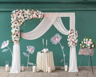 ピンクと白のバラとアジサイの花のアーチ：結婚式のウェルカムデコレーション