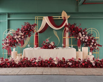 Arranjos florais para arco de casamento em tons de vinho: decoração para fazer você mesmo
