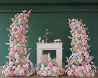 バラとアジサイの花の列：ウェディングアーチの装飾、テーブルランナー