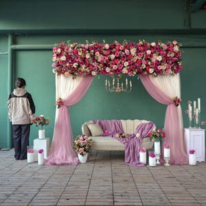 Decoración para bodas y fiestas: Arreglo floral artificial de lujo en tonos rosa y morado para fiestas de cumpleaños. Camino floral.