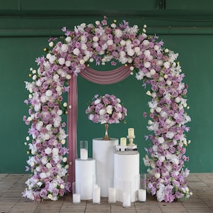 Composizione floreale di ortensie, rose e viola, per sfondo da matrimonio all'aperto, arco di fiori, cornice, decorazione, evento, festa, palcoscenico