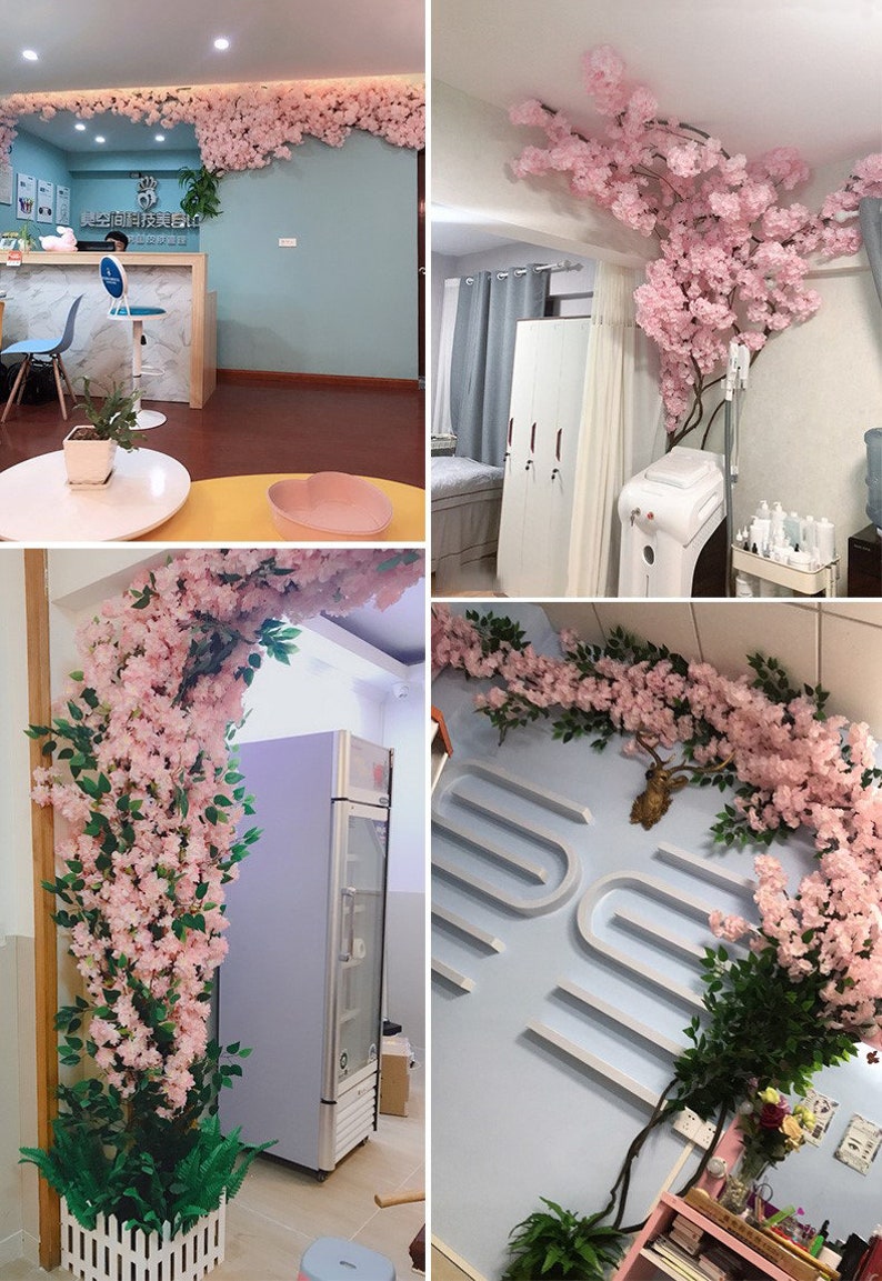 Pu&ograve; includere: Un collage di immagini che mostrano l'interno di un'azienda decorato con ghirlande di fiori di ciliegio rosa. Le ghirlande sono utilizzate come elemento decorativo su pareti e soffitto. Le ghirlande sono fatte di fiori e rami artificiali.