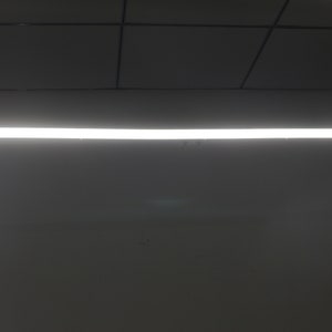 K&ouml;nnte beinhalten: Eine wei&szlig;e Decke mit einer einzigen, langen, d&uuml;nnen Leuchtstoffr&ouml;hre.