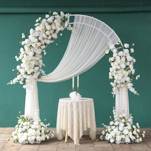 Disposizione floreale personalizzata serie bianca rosa camomilla per corridore floreale artificiale con decorazione di sfondo per eventi di festa