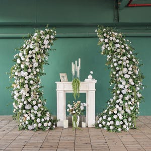 Kompozycja kwiatowa na wesele, księżyc, dekoracja tła, sztuczna biała róża, zielone liście, łzy kochanków, centralny element stołu