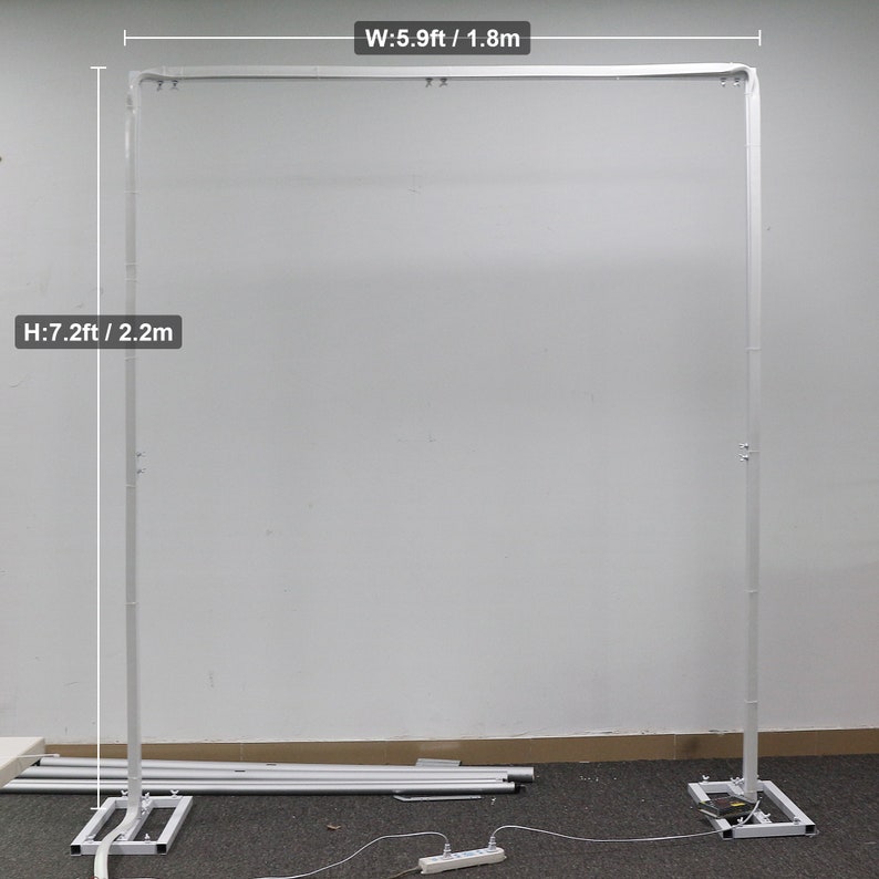 K&ouml;nnte beinhalten: Ein wei&szlig;er Metall-Hintergrundst&auml;nder mit einstellbarer H&ouml;he und Breite. Der St&auml;nder ist 2,2 Meter hoch und 1,8 Meter breit. Der St&auml;nder ist montiert und einsatzbereit.