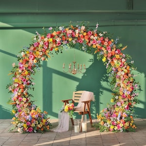 Decorazioni per fondali di nozze personalizzate, composizioni floreali arancioni e rosa shocking per decorazioni per feste ed eventi, arco scenico personalizzato
