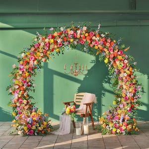 Decorazioni per fondali di nozze personalizzate, composizioni floreali arancioni e rosa shocking per decorazioni per feste ed eventi, arco scenico personalizzato
