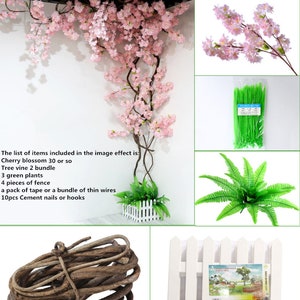Pu&ograve; includere: Istruzioni di installazione fai-da-te per una scena da giardino in miniatura. L'immagine mostra un albero di ciliegio in fiore rosa, piante verdi, una staccionata bianca, un fascio di viti marroni e fascette per cavi verdi.