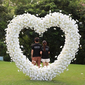 Arco floral con forma de corazón y rosas para decoración de bodas, rosas blancas artificiales, decoración para eventos, fiestas y escenarios