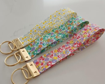 Floral Fabric Wristlet Keychain, Vintage Style Keyring Key Holder