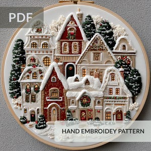 Puede incluir: Patrón de bordado a mano de una escena de pueblo invernal. El diseño presenta varias casas con tejados nevados, coronas y árboles de Navidad. Los textos "PDF" y "HAND EMBROIDERY PATTERN" son visibles.