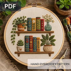 Può includere: Schema di ricamo a mano con un design a libreria con piante in vaso e libri. Il design include due mensole con libri colorati, una pianta ricadente e un vaso. I testi "PDF" e "HAND EMBROIDERY PATTERN" sono visibili.