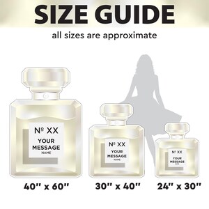 Pode incluir: Um guia de tamanhos com tr&ecirc;s ilustra&ccedil;&otilde;es de frascos de perfume em tamanhos decrescentes. Cada frasco tem um r&oacute;tulo branco com o texto 'No XX YOUR MESSAGE NAME'. As medidas indicadas s&atilde;o 40" x 60", 30" x 40" e 24" x 30".