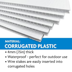 Pu&ograve; includere: Primo piano di fogli di plastica ondulata bianca, che mostrano la trama e lo spessore del materiale. Il testo "MATERIAL: CORRUGATED PLASTIC" &egrave; visualizzato sopra i fogli. Il testo sotto i fogli recita: "&bull; 4 mm (0,15 pollici) di spessore &bull; Impermeabile - perfetto per l'uso all'aperto &bull; I picchetti di filo si inseriscono facilmente nei fori ondulati."