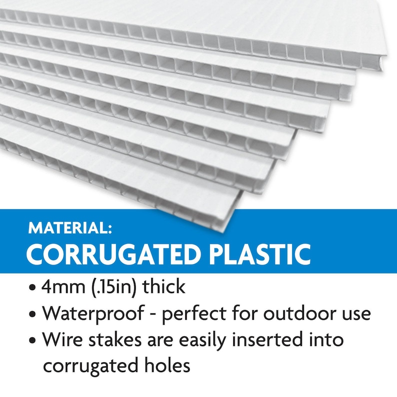 Pu&ograve; includere: Primo piano di fogli di plastica ondulata bianca, che mostrano la trama e lo spessore del materiale. Il testo "MATERIAL: CORRUGATED PLASTIC" &egrave; visualizzato sopra i fogli. Il testo sotto i fogli recita: "&bull; 4 mm (0,15 pollici) di spessore &bull; Impermeabile - perfetto per l'uso all'aperto &bull; I picchetti di filo si inseriscono facilmente nei fori ondulati."