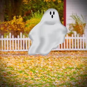Pu&ograve; includere: Una decorazione da giardino a forma di fantasma bianco con due occhi neri e una bocca. Il fantasma &egrave; in piedi in un giardino con foglie cadute.
