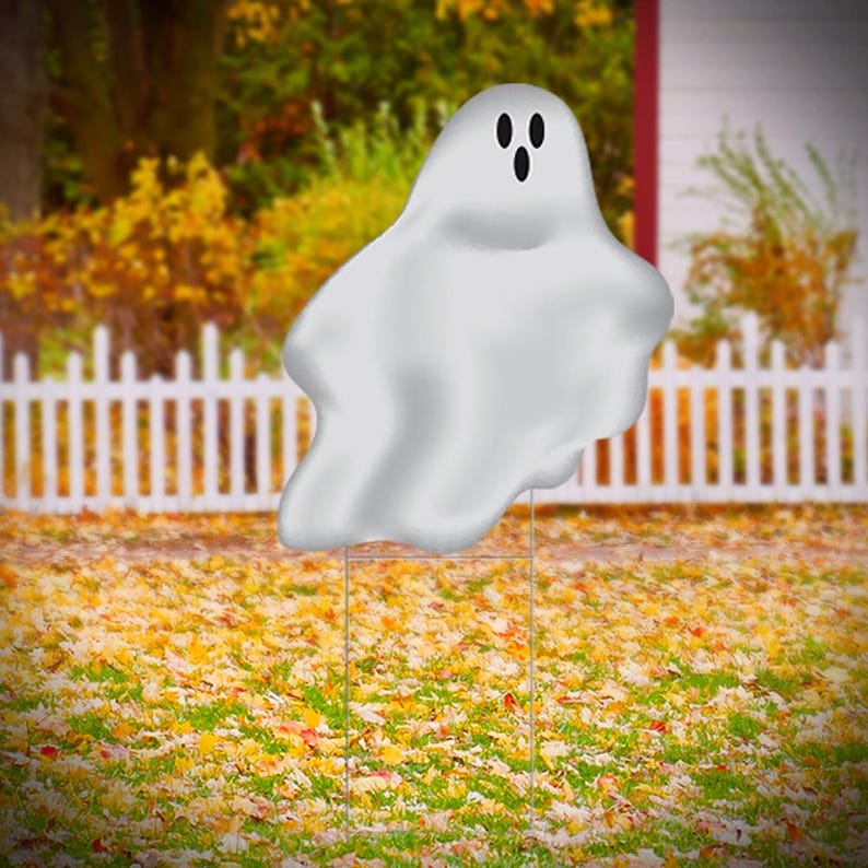 Pu&ograve; includere: Una decorazione da giardino a forma di fantasma bianco con due occhi neri e una bocca. Il fantasma &egrave; in piedi in un giardino con foglie cadute.