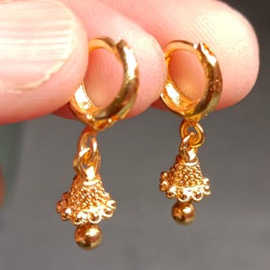 Guld Jhumka på hoops, 20k guldpläterad, Mini Jhumka örhängen, Indisk stil örhängen, Mikro Jhumkas, Hoops örhängen, Små Jhumkas