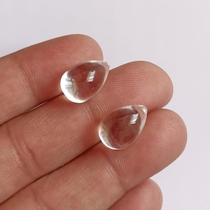 Puede incluir: Dos cuentas de cristal transparentes en forma de lágrima.