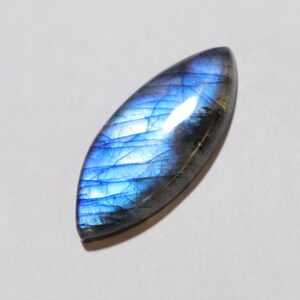 Labradorita azul brillante: cabujón marquesa AAA (38 x 17 x 6 mm)