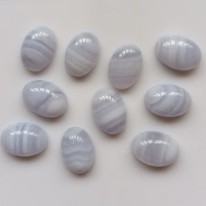 Oval Blauer Spitzen Achat Cabochon: Natürlicher Edelstein für die Schmuckherstellung