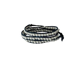 Armband aus Perlen und Leder