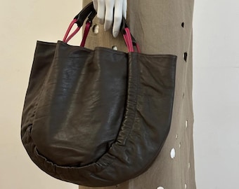 weiches Lederbraun und rosa Handtasche