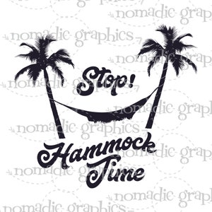 Könnte beinhalten: Schwarz-weiß-Illustration von zwei Palmen mit einer Hängematte, die zwischen ihnen hängt. Der Text "Stop! Hammock Time" ist in einer stilisierten Schriftart geschrieben.