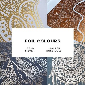 Op de afbeelding: Een collage van afbeeldingen die verschillende folie kleuren laten zien voor knutsel- en designprojecten. De kleuren omvatten goud, zilver, koper en ros&eacute; goud. De tekst "FOIL COLOURS" wordt in het midden van de afbeelding weergegeven.