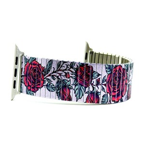 Peut inclure: Un bracelet de montre arborant un motif répétitif de roses rouges avec des feuilles vertes sur un fond violet clair pailleté. Le bracelet est composé de segments métalliques reliés et inclut des attaches argentées aux deux extrémités.