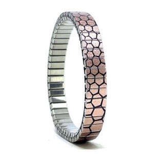 Könnte beinhalten: Ein silberfarbenes Armband mit einem geometrischen Wabenmuster in Roségold und Schwarz. Das Armband besteht aus rechteckigen Gliedern. Das Design ist modern und auffällig. Das Armband ist flexibel.