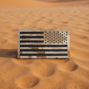 Wycinana laserowo naszywka z odwróconą flagą amerykańską MARPAT Desert