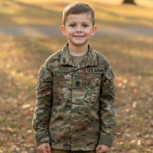 Può includere: Una camicia a maniche lunghe con bottoni caratterizzata da un motivo mimetico multicolore nei toni del verde, marrone e beige. La camicia presenta una toppa nera sul petto con la scritta U.S. ARMY in bianco e una toppa con bandiera sulla manica.