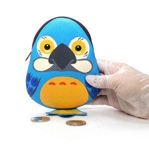 青と金のコンゴウインコの小銭入れ。手描きのバッグ、小さな合成皮革、ジッパーポーチ、カードウォレット、動物の肖像画のバッグ