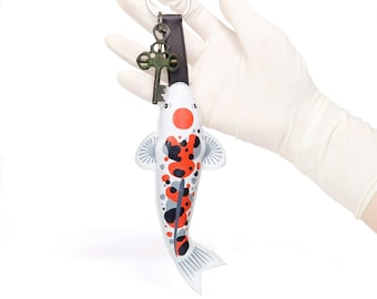 Llavero de pez koi hecho a mano, colgante de bolso de cuero vegano, llavero de animal pintado a mano, accesorio único