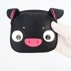 Porta-moedas de porco preto. Bolsa pintada à mão pequena de couro sintético, bolsa com zíper, carteira de cartão, porco, bolsa com retrato de animal