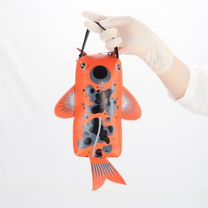 Trousse à crayons en forme de poisson koi, trousse à maquillage, sac peint à la main, ce sac à main compact en cuir synthétique, pour les indispensables de tous les jours.