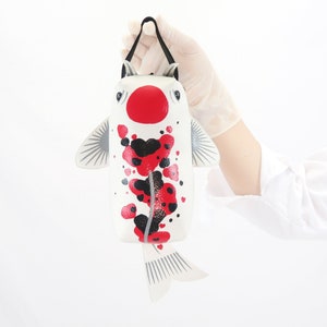Trousse à crayons en forme de poisson koi, trousse à maquillage, sac peint à la main, ce sac à main compact en cuir synthétique, pour les indispensables de tous les jours.