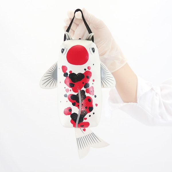 Trousse à crayons en forme de poisson koi, trousse à maquillage, sac peint à la main, ce sac à main compact en cuir synthétique, pour les indispensables de tous les jours.