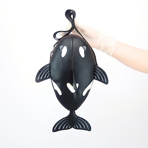 かわいいシャチのクロスボディバッグ - 手描きの、コンパクトな合成皮革のスリングバッグ。携帯電話やその他の必需品を持ち運ぶのに最適です。