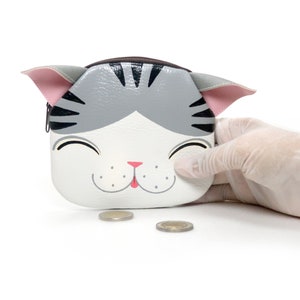 Lächelnde graue und weiße Katzenmünzentasche.Handgemalte Tasche kleine Kunstleder, Reißverschlussbeutel, Kartenbrieftasche, niedliche Katze, Tierporträttasche