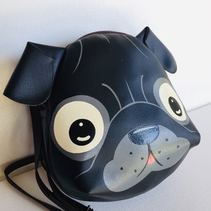 Zwarte mopshond crossbody tas, handgeschilderde tas, deze compacte sling bag van synthetisch leer, voor het dragen van mobiele telefoons en andere benodigdheden. afbeelding 3