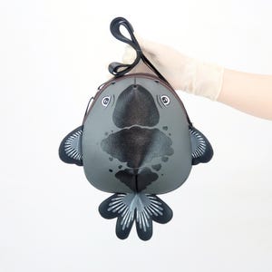 Bolso bandolera de piel vegana con diseño de pez dorado pintado a mano