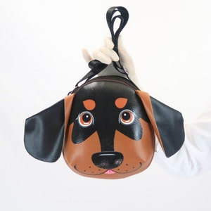 Sac à bandoulière teckel, peint à la main, ce sac à bandoulière compact en cuir synthétique, pour transporter des téléphones portables et d'autres objets essentiels.